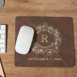 Trauzeuge Mousepad<br><div class="desc">Fügen Sie eine Touch von Vintager Eleganz zu ihrem Arbeitsbereich mit unserem Mit Monogramm Mauspad Golden Wood für Trauzeugen hinzu. Personalisiert mit ihrem Namen, ihrem Anfangsdatum und ihrem besonderen Datum, verströmt dieses elegante Mauspad Raffinesse. Mit zeitlosem Stil und Praxisnähe ist es das perfekte Geschenk, um Ihren Hochzeitstag zu begehen und...</div>