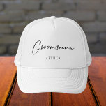 Trauzeuge Personalisiert Chic Minimalistische Hoch Truckerkappe<br><div class="desc">Dieser schicke,  schlichte Trauzeuge,  der Ihren Namen unter eleganter schwarzer Typografie wiederspiegelt. Passen Sie diese eleganten,  modernen Brautparty-Hüte für Ihre Hochzeitsfeier für den Junggesellen-Trauzeuge an.</div>