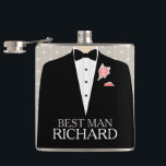 Trauzeuge Tuxedo Korallenknopf mit dem Namen anges Flachmann<br><div class="desc">Klüger gekleideter Trauzeuge in Tuxedo und schwarzen Bogen Krawatte grafische Hochzeit angesagt Flasche. Liest Trauzeuge Richard. Personalisieren Sie mit Ihrem eigenen Namen und Titel. Eine großartige personalisierte Geschenkidee für die Männerbindung an Buckabende / Junggesellenabende,  Hochzeitsfeiern oder als Gastgeschenk Hochzeit.</div>