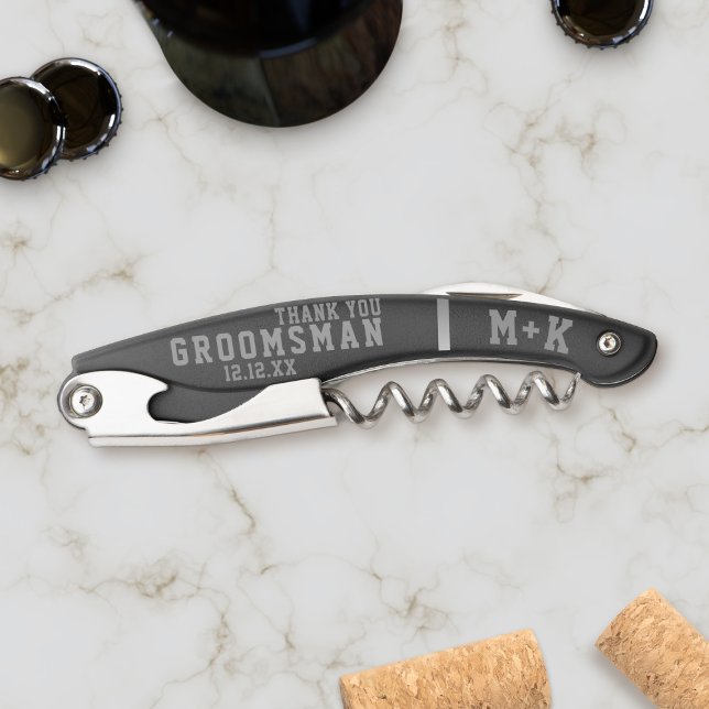 Trauzeuge Vielen Dank für Ihre Sporty Monogram Gas Kellnermesser (Add your initials and wedding date to this sporty groomsman wedding favor corkscrew. He'll love it!)