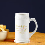 Trauzeuge Vielen Dank Gastgeschenk Hochzeit Beer S Bierglas<br><div class="desc">Mit einem Imitat Goldfolieneffekt moderne Pinselskriptschrift,  könnte dieser Bierstein das sein,  was Sie suchen. Fügen Sie Ihre Hochzeit,  packen Sie es ein und er wird ein schönes Erinnerungsgeschenk haben,  das er für immer schätzen wird.</div>