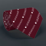 Trauzeuge Wiederholt Weißtext auf Burgund Krawatte<br><div class="desc">Diese lustige Krawatte ist das perfekte Accessoire für die Trauzeugen bei Ihrer Hochzeit. Es zeichnet sich durch ein schlichtes und dennoch elegantes Design aus, wobei das Wort "Trauzeuge" in extravaganter, weißer Hauptstadt geschrieben ist und in einem diagonalen Muster auf bordeauxrotem oder maronischem Hintergrund wiederholt wird. Ideal, um Ihrer Hochzeitsfeier ein...</div>