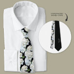 Trauzeugen aus Schwarz-Weiß-Hydrangea Krawatte<br><div class="desc">Weiße Hydrangea-Blume auf schwarzem Hintergrund. Personalisiert mit dem Hochzeitstag und den Namen von Braut und Bräutigam.</div>