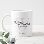 Trauzeugen für personalisierte Skriptmonogramm und Jumbo-Tasse<br><div class="desc">Fügen Sie Ihrer Hochzeit eine persönliche Touch mit personalisierten Trauzeugen Tasse hinzu. Diese Tasse zeichnet sich durch den Namen des personalisierten Trauzeugen im Schriftart-Stil aus, der im Stil von Grau-Klassik-Serif und Monogramm im Stil von hellgrau-klassischen Serif-Schriftart als Hintergrund auf weißem Hintergrund gehalten ist. Auch perfekt für Trauzeuge, Brautvater, Ringträger und...</div>