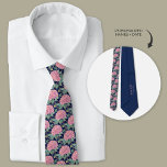 Trauzeugen mit rosa und navy-Blue-Hydrangea Krawatte<br><div class="desc">Die Personalisierte Aqurangea "Pink Hydrangea Neck Tie" ist ein atemberaubendes Accessoire, das das Wesen der natürlichen Schönheit und Persönlichkeit erobert und somit eine ideale Wahl für Trauzeugen, insbesondere für Paare, die im Frühjahr oder Sommer Hochzeiten im Garten planen. Inspiriert von den üppigen Blüten der rosa Hydrangeas auf marineblau-blauem Hintergrund, strahlt...</div>