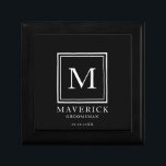 Trauzeugen verleiht Elegantes Hochzeitsslittschen  Erinnerungskiste<br><div class="desc">Diese stilvolle Geschenkboxen aus schwarzem Trauzeuge enthält den Namen der Trauzeugen, den mit Monogramm Initial, den Titel und das Datum, die in einer trendigen, weiße minimalistischen Typografie geschrieben sind. Fügen Sie einfach die Namen der Trauzeugen, Initial, Titel und Datum in den personalize-Bereich, um Ihre eigene Hochzeitsfeier Geschenk zu erstellen. Obwohl...</div>