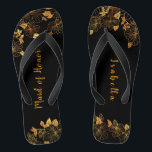 Trauzeugin Emerald Green & Gold Foliage Flip Flops<br><div class="desc">Diese wunderschönen smaragdgrünen und goldgrün blättrigen Trauzeuginnen-Flip-Flops sind mit goldenem Blattmuster und moderner Typografie auf zeitlos dunkelgrünem Hintergrund ausgestattet. Es ist ein schönes Geschenk für Ihr Brautparty. Anzeigen der Auflistung auf dieser Seite, um passende Elemente zu finden. Staffel es mit deinen Informationen anpassen. Wenn Sie gewollt haben, um den Stil,...</div>