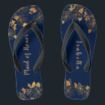 Trauzeugin Gold Foliage Flip Flops<br><div class="desc">Diese wunderschönen, goldblauen Blätterflops mit blauen Trauzeuginnen haben einen dunkelblauen Hintergrund, der mit einem aufwändigen, goldblühenden Blumenmuster und einer individuell gestaltbaren modernen Typografie geschmückt ist. Die Kombination der reichen Marine mit dem schimmernden Gold schaffen eine elegante und luxuriöse Ästhetik. Es ist ein schönes Geschenk für Ihr Brautparty. Anzeigen der Auflistung...</div>