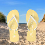 Trauzeugin Hochzeit Trendy Butter Gelb Flip Flops<br><div class="desc">Gönnen Sie Ihren Hochzeitsjungfrauen diese stilvollen Trauzeuginnen-Flip-Flops,  die eine trendige,  buttergelbe Farbe mit weißem,  stilisiertem Drehbuch sind,  um Ihr ähnliches Hochzeitsfarbschema zu ergänzen. Wählen Sie die Größe des Fußes zusammen mit anderen Optionen. Sie können Ihre Flip-Flops anpassen,  um die Farbe an Ihre Wünsche anzupassen.</div>