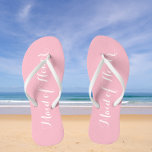 Trauzeugin Hochzeit Trendy Pink Flip Flops<br><div class="desc">Gönnen Sie Ihren Hochzeitsjungfrauen diese stilvollen Flip-Flops aus Trauzeugin,  die eine trendige,  hellrosa Farbe mit weißem,  stilisiertem Drehbuch haben,  um Ihr ähnliches Hochzeitsfarbschema zu ergänzen. Wählen Sie die Größe des Fußes zusammen mit anderen Optionen. Sie können Ihre Flip-Flops anpassen,  um die Farbe an Ihre Wünsche anzupassen.</div>