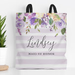 Trauzeugin Lilac Floral und Streifen<br><div class="desc">Mit Monogramm Taschen machen das Geschenk für Ihre Brautmädchen und Hochzeitsfeier. Dieses hübsche Design zeichnet sich durch eine florale Wasserfarbe in Pastelltönen lila und grün auf einem lavenreifer gestreiften Hintergrund aus. Personalisieren Sie jede Tasche mit dem Namen Ihrer Brautmädchen und fügen Sie die Braut und Bräutigam das erste und Hochzeitdatum...</div>