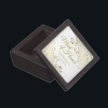 Trauzeugin Mini Keepake Schmuck Box Geschenk<br><div class="desc">Diese schöne Mini-Sake oder Schmuckbox ist als Hochzeitsgeschenk oder Gutes für die Trauzeugin konzipiert. Es ist für die Koordination mit unserer Gold Foil Elegant Wedding Suite konzipiert und verfügt über eine goldene Imitat-Folie, die mit dem Text "Trauzeugin" geblüht ist, sowie einen Ort, um ihren Namen, den Namen des Ehepaares und...</div>