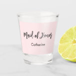Trauzeugin Pink Brautparty Script Schnapsglas<br><div class="desc">Rosa Trauzeugin Shot Glass mit trendigem Kalligraphieskript in schwarz auf einem einfachen pastellrosa Hintergrund. Brautparty Shot Glass,  Wedding Shot Glasses Weitere Produkte mit diesem Design sind in der Kollektion unten.</div>