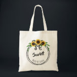 Trauzeugin Tragetasche<br><div class="desc">Sonnenblumenkranz Brautparty Dieses Thema ist perfekt für das Brautparty, den Brautbrunch oder das Party Ihres besten Freundes. Feiern Sie mit diesem Blumendesign im Sommer mit einer schwarzen Polka-Dot-Rückseite. Das Design besteht aus drei Sonnenblumen, die mit einem Polka-Dot-Band auf einem verdrahteten runden Kranz verbunden sind. Karo die passenden Gastgeschenke und Geschenke...</div>