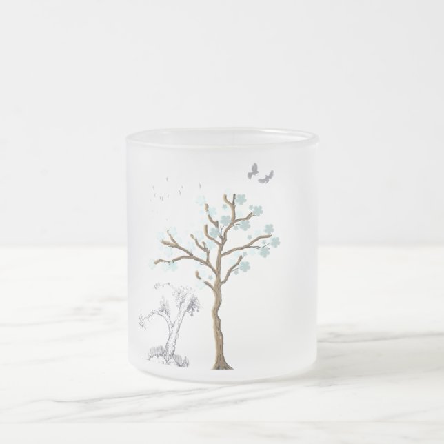 Tree mit Blume auf blauem Hintergrund Mattglastasse (Mittel)