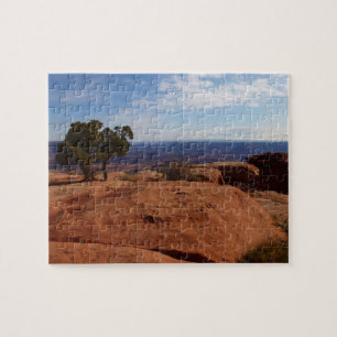 Tree Out of Red Rocks im Canyonlands National Park Puzzle