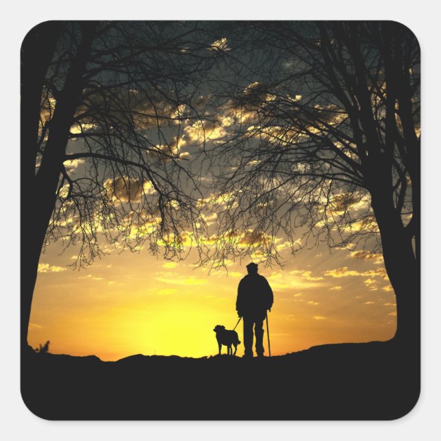 Tree Silhouette von Mann und Hund bei Sonnenunterg Quadratischer Aufkleber (Vorderseite)