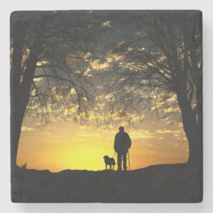 Tree Silhouette von Mann und Hund bei Sonnenunterg Steinuntersetzer