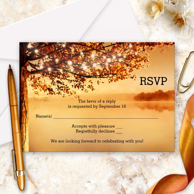 Tree String Lights Hochzeit im Herbst RSVP Card Karte (A romantic fall wedding RSVP card with string lights on a tree overlooking the water.)