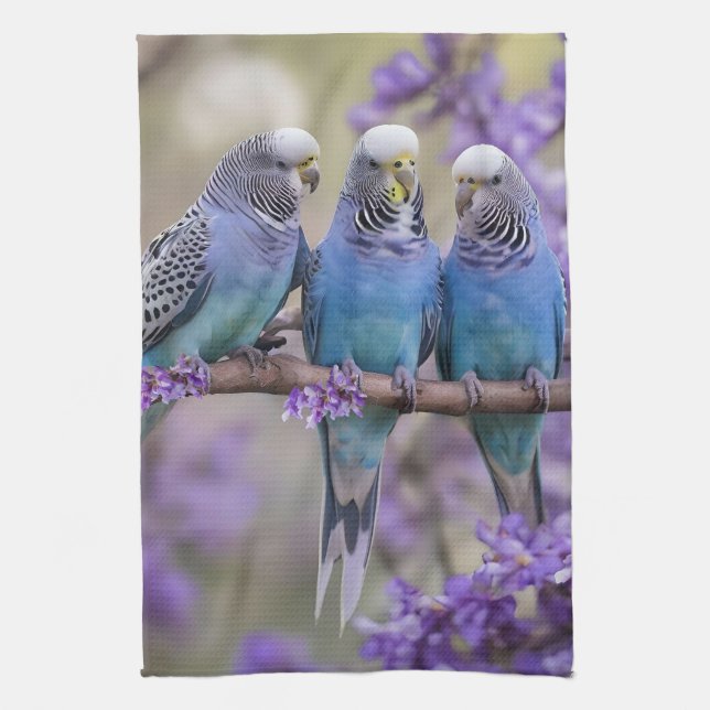 Tree Top Chatter: Blue Budgies in Jacaranda Tree, Geschirrtuch (Vertikal)