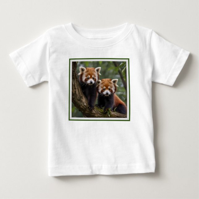 "Tree-top-Explorers: Baby Red Pandas mit Blick auf T-shirt (Vorderseite)