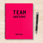 Treffen der Personalisierten Notes des Funny Team Notizbuch<br><div class="desc">Funny Team Personalisiert Notes Office Meeting Notebook enthält den Text "Team Phantastisch" mit Ihrem personalisierten Namen unten auf einem rosa Hintergrund. Personalisieren Sie diese,  indem Sie den Text in dem dafür vorgesehenen Textfeld bearbeiten. Entwickelt für Sie von ©Evco Studio www.zazzle.com/store/evcostudio</div>