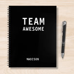 Treffen der Personalisierten Notes des Funny Team Notizbuch<br><div class="desc">Funny Team Personalisiert Notes Office Meeting Notebook enthält den Text "Team Phantastisch" mit Ihrem personalisierten Namen unten auf einem geschlechtsneutralen schwarzen Hintergrund. Personalisieren Sie diese,  indem Sie den Text in dem dafür vorgesehenen Textfeld bearbeiten. Entwickelt für Sie von ©Evco Studio www.zazzle.com/store/evcostudio</div>