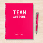 Treffen der Personalisierten Notes des Funny Team Notizbuch<br><div class="desc">Funny Team Personalisiert Notes Office Meeting Notebook enthält den Text "Team Phantastisch" mit Ihrem personalisierten Namen unten auf einem neonrosa Hintergrund. Personalisieren Sie diese,  indem Sie den Text in dem dafür vorgesehenen Textfeld bearbeiten. Entwickelt für Sie von ©Evco Studio www.zazzle.com/store/evcostudio</div>