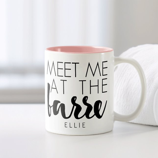 Treffen Sie mich an der Barre | Personalisiertes B Zweifarbige Tasse (Von Creator hochgeladen)