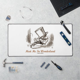 Treffen Sie mich in Wonderland Mad Hatter Running Schreibtischunterlage