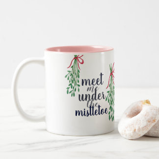 Treffen Sie mich unter der Mistelzweig-Tasse Zweifarbige Tasse
