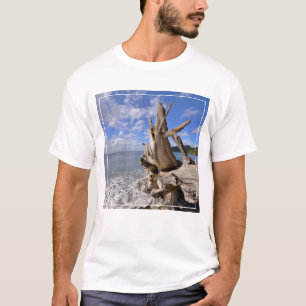 Treibholz auf der Küstenlinie des französischen T-Shirt