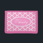 Trellis gemustert rosa Fügen Sie Ihren Namen hinzu Tri-fold Geldbeutel<br><div class="desc">Moderne,  helle Mädchen hellrosa und weiß Trellis gemusterte Geldbörse. Passen Sie diese Geldbörse oder Brieftasche mit Ihrem Namen und Ihrer Familie Initial an. Derzeit liest Trinity C. Ideal personalisiert benannten Geschenk für Mädchen und Frauen. Entworfen von Sarah Trett.</div>