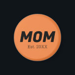 Trend Color - Frische Orange Mama Magnet<br><div class="desc">Die trendige Frühlingsfarbe: Fresh Orange. Dieser moderne und stilvolle Magnet mit anpassbarem Text, Mama etablierte Datum. Das schlichte und saubere Design in kräftigen Farben verleiht dem Alltag eine zeitlose Optik und verleiht ihm eine farbenfrohe Touch. Entdecken Sie unsere Frühlingsfarben für weitere Produkte im selben Schatten oder entdecken Sie andere stilvolle...</div>