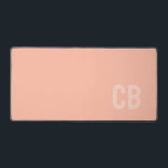 Trend Color Soft Peach Monogram Desk Mat Schreibtischunterlage<br><div class="desc">Die trendige Frühlingsfarbe: Soft Peach. Moderne und stilvolle Schreibtischmatte mit anpassbarem Monogramm in minimalistischem Schriftart. Das schlichte und saubere Design in einer soliden Farbe bietet einen zeitlosen und klassischen Anklang. Entdecken Sie unsere Frühlingsfarben für weitere Produkte in der gleichen Farbe oder entdecken Sie andere stilvolle Farben, die zu Ihrem persönlichen...</div>