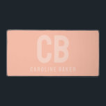 Trend Color Soft Peach Name Mat Schreibtischunterlage<br><div class="desc">Die trendige Frühlingsfarbe: Soft Peach. Moderne und stilvolle Schreibtischmatte mit individualisierbarem Monogramm und Namen in minimalistischem Schriftart. Das schlichte und saubere Design in einer soliden Farbe bietet einen zeitlosen und klassischen Anklang. Entdecken Sie unsere Frühlingsfarben für weitere Produkte in der gleichen Farbe oder entdecken Sie andere stilvolle Farben, die zu...</div>