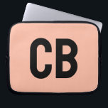 Trend Color Soft Peach Notebook Sleeve<br><div class="desc">Die trendige Frühlingsfarbe: Soft Peach. Moderner und stilvoller Laptop-Sleeve mit individualisierbarem Monogramm in klassischem schwarz-minimalistischem Schriftart. Das schlichte und saubere Design in einer soliden Farbe bietet einen zeitlosen und klassischen Anklang. Entdecken Sie unsere Frühlingsfarben für weitere Produkte in der gleichen Farbe oder entdecken Sie andere stilvolle Farben, die zu Ihrem...</div>
