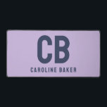 Trend Color Soft Violet Name Desk Mat Schreibtischunterlage<br><div class="desc">Die trendige Frühlingsfarbe: Weiche Violette. Moderne und stilvolle Schreibtischmatte mit individualisierbarem Monogramm und Namen in einem minimalistischen Schriftart in dunkelmarineblau. Das schlichte und saubere Design in einer soliden Farbe bietet einen zeitlosen und klassischen Anklang. Entdecken Sie unsere Frühlingsfarben für weitere Produkte in der gleichen Farbe oder entdecken Sie andere stilvolle...</div>
