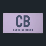 Trend Color Soft Violet Name Desk Mat Schreibtischunterlage<br><div class="desc">Die trendige Frühlingsfarbe: Weiche Violette. Moderne und stilvolle Schreibtischmatte mit individualisierbarem Monogramm und Namen in einem minimalistischen Schriftart in dunkelmarineblau. Das schlichte und saubere Design in einer soliden Farbe bietet einen zeitlosen und klassischen Anklang. Entdecken Sie unsere Frühlingsfarben für weitere Produkte in der gleichen Farbe oder entdecken Sie andere stilvolle...</div>