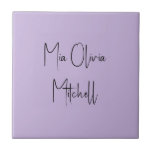 Trend Color Soft Violet Name Keramik Tile Fliese<br><div class="desc">Die lebendige Frühlingsschattierung: Weiche Violette. Entspannen Sie in der Wohngestaltung mit unserer modernen und stilvollen Keramik-Kachel, die in einem hübschen, handgeschriebenen Schriftart in klassischem Schwarz einen individuellen Namen trägt und wie eine Signatur aussieht. Das elegante und minimalistische Design in kräftigen Farben verleiht zeitlosen Anklang und ist somit perfekt für den...</div>