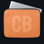 Trend Farbe Frische Mandarine Notebook-Rückenlehne Laptopschutzhülle<br><div class="desc">Die trendige Frühlingsfarbe: Frische Mandarine. Moderner und stilvoller Laptop-Sleeve mit individualisierbarem Monogramm in einem minimalistisch hellorangefarbenen Schriftart. Das schlichte und saubere Design in einer soliden Farbe bietet einen zeitlosen und klassischen Anklang. Entdecken Sie unsere Frühlingsfarben für weitere Produkte in der gleichen Farbe oder entdecken Sie andere stilvolle Farben, die zu...</div>