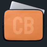 Trend Farbe Frische Mandarine Notebook-Rückenlehne Laptopschutzhülle<br><div class="desc">Die trendige Frühlingsfarbe: Frische Mandarine. Moderner und stilvoller Laptop-Sleeve mit individualisierbarem Monogramm in einem minimalistisch hellorangefarbenen Schriftart. Das schlichte und saubere Design in einer soliden Farbe bietet einen zeitlosen und klassischen Anklang. Entdecken Sie unsere Frühlingsfarben für weitere Produkte in der gleichen Farbe oder entdecken Sie andere stilvolle Farben, die zu...</div>