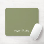 Trend Farbe Grün Name Mousepad<br><div class="desc">Mousepad in massiver Rot grüner Farbe. Modernes und stilvolles Mousepad mit individuellem Namen in einem niedlichen handgeschriebenen Schriftart. Das schlichte und saubere Design in einer soliden Farbe bietet einen zeitlosen und klassischen Anklang. Entdecken Sie unsere trendigen Farben für weitere Produkte in der gleichen Farbe oder entdecken Sie andere stilvolle Farben,...</div>