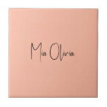 Trend-Farbe - Keramik für weiche Pfirsichnamen Fliese<br><div class="desc">Die trendige Federschattierung: Weiche Pastelpfirsichfarben. Entspannen Sie in Ihrer Wohngestaltung mit unserer modernen und stilvollen Keramik, die in einem hübschen, handgeschriebenen Schriftart einen individuellen Namen trägt und wie eine Signatur aussieht. Das elegante und minimalistische Design in solider Farbe verleiht zeitlosen Reiz und ist somit perfekt für den persönlichen Gebrauch oder...</div>