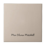 Trend Farbe - Soft Taupe Keramik Tile Fliese<br><div class="desc">Die klassische und elegante Federschattierung: Soft Taupe. Entspannen Sie in der Wohngestaltung mit unserer modernen und stilvollen Keramik-Kachel, die in einem hübschen handgeschriebenen Schriftart einen individuellen Namen trägt. Das elegante und minimalistische Design in solider Farbe verleiht zeitlosen Reiz und ist somit perfekt für den persönlichen Gebrauch oder als nachdenkliches Geschenk...</div>