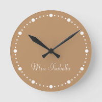 Trend Farbe warm Beige weiße Punkte Name Uhr rund