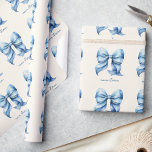 Trendblauer Bow Personalisiert mit Name Monogram Geschenkpapier<br><div class="desc">Verwandeln Sie Ihre Geschenke in eine stilvolle Affäre mit unserem trendy Blue Bow Personalisiert mit Name Monogram Wrapping Paper. Dieses elegante Verpackungspapier zeichnet sich durch einen eleganten, prächtigen, rosa Coquette-Bogen aus, der die trendige Coquette-Ästhetik, die den ganzen Zorn ausmacht, perfekt einfängt. Dieses mit einem Aquarellbogen-Motiv entworfene Packpapier verleiht Ihren Geschenken...</div>