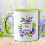 Trendfarbene Lila und Limone Rose Monogramm Tasse<br><div class="desc">Diese wunderschöne Tasse besticht durch hübsche, im Aquarellstil gehaltene lila Rose, Blätter und Knospen, einen quadratischen, weißen Rahmen mit einem innen lila Platz in der Mitte der Blume. Perfekt für Geburtstagsgeschenke, Muttertagsgeschenk, Geschenk für Ihre Ehefrau, Großmutter oder erhalten Sie einen für sich und Ihren besten Freund. Auch in anderen Größen...</div>
