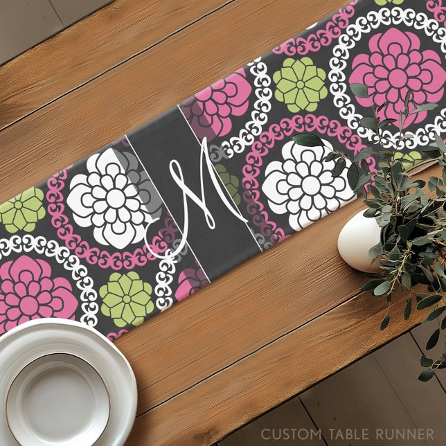 Trendfarbenes Muster (Hot Pink und Black Monogram) Kurzer Tischläufer (Custom Table Runner)