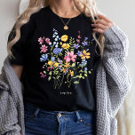 Trendfarbige Wildblumen mit Monogramm T-Shirt<br><div class="desc">Dieser stilvolle,  dunkle T - Shirt mit einem Bouquet hübscher bohoner Wildblumen in Blau,  lila,  Rosa und Gelb mit hübschen grünen Blätter. Fügen Sie Ihren Namen oder Ihre Monogramm hinzu.</div>